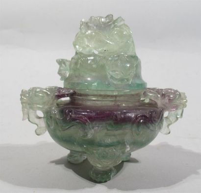 null CHINE - Petit pot couvert en jade transparente sculptée et ajourée à léger dégradé...