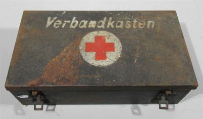 null VERBANDKASTEN : Trousse de secours de l'Armée allemande en métal contenant un...