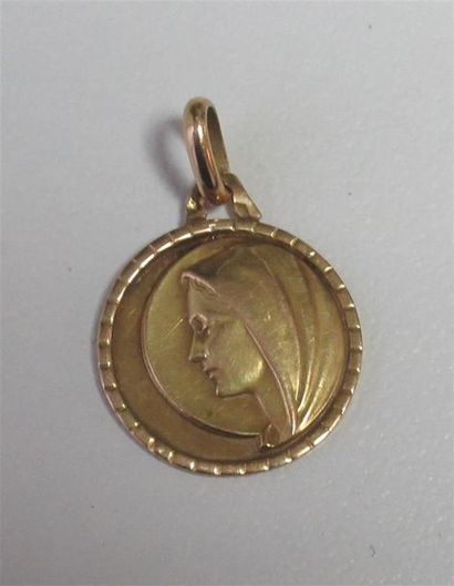 null Médaille de baptème en or jaune 18 K (750/oo) figurant une Vierge de profil...