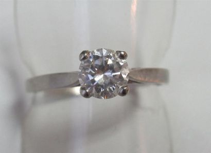 null Bague Solitaire en or gris 18K (750/oo) centrée d'un diamant calibrant 0,75...