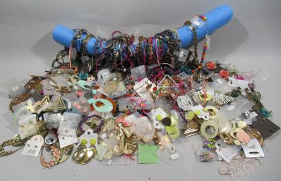 null Important ensemble de bijoux fantaisie dont buocles d'oreilles, bracelets et...