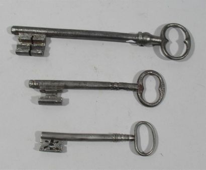 null Ensemble de trois clefs anciennes en métal - Lg max : 23 cm