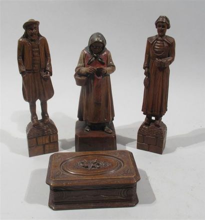 null Lot de trois sujets bretons en bois sculpté, un polychromé - XXe siècle On y...