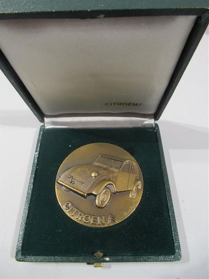 null DECAT à PARIS - Médaille en bronze à patine médaille figurant "Trophée Citroën...