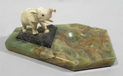null Cendrier en onyx à décor d'un éléphant sculpté en ivoire reposant sur un socle...