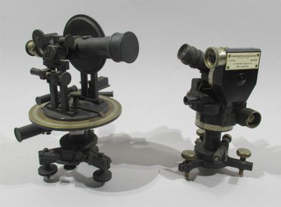 null Deux instruments scientifiques anciens de vision (télescopes de table) dont...