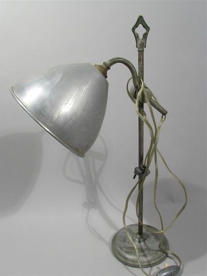 null PRATIC - Lampe d'atelier articulée à poser en aluminium avec une tulipe en aluminium...