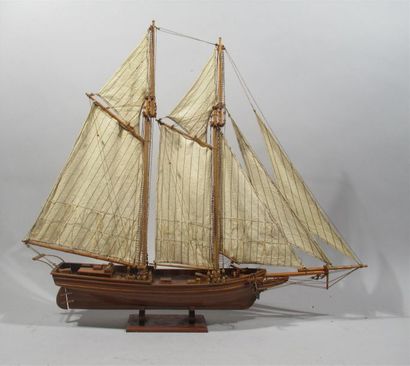 null Maquette de bateau deux mâts en bois. XXe siècle 