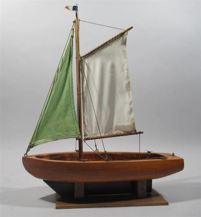 null Petite maquette de bateau navigable en bois sculpté à voile verte et blanche...