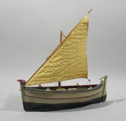 null Maquette de bateau pointu à une voile en bois peint polychrome. XXe siècle ...