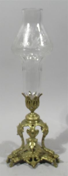 null Bougeoir en bronze à patine dorée surmonté d'une lampe en verre reciselé à décor...