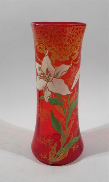 null Vase en verre rouge à décor peint et émaillé d'une branche de lys, rehaussé...