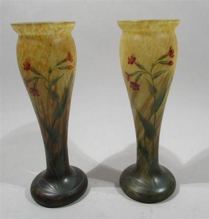 null MADO NANCY - Paire de vases en verre marmoréen orangé à décor de fleurs sauvage...