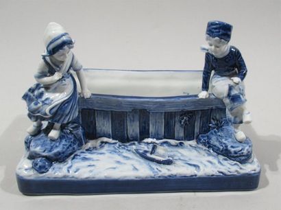 null DELFT - Jardinière en porcelaine à décor en camaÎeu bleu imitant deux enfants...