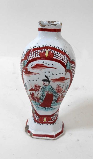 null DELFT - Vase en faïence polychrome à décor d'un chinois en camaïeu rouge - Ht...