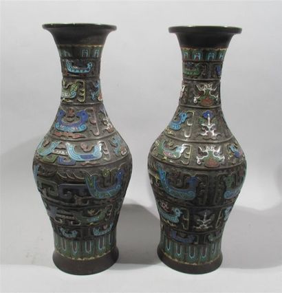 null Paire de vases en bronze reciselé à décor partiellement émaillé à décor de têtes...