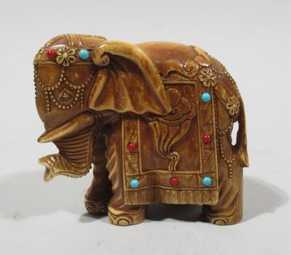 null Statuette en ivoire bien sculptée et patinée d'un éléphant porte bonheur caparaçonné...