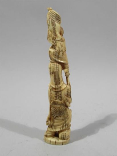 null Okimono en ivoire marin sculpté de Fukurokuju - dieu de longévité - portant...
