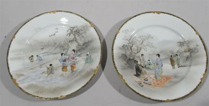null JAPON - Deux assiettes en porcelaine à décor polychrome figurant des scènes...