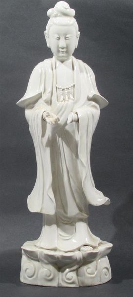 null Sujet "Guanyin" en porcelaine à décor d'une couverte blanc laiteux, les mains...