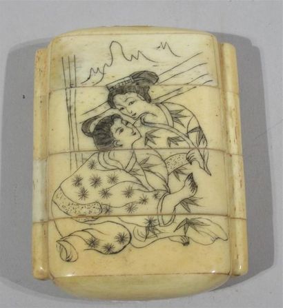 null INRO à 3 cases en os ciselé d'un couple d'amoureux en kimono bodé sur une face...