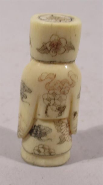 null Okimono en ivoire à trace de polychromie sculpté d'un Maître de thé - cérémonie...
