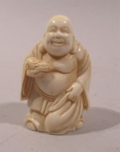 null Netsuke en ivoire bien sculpté d'un souriant Bouddha tenant dans sa main un...