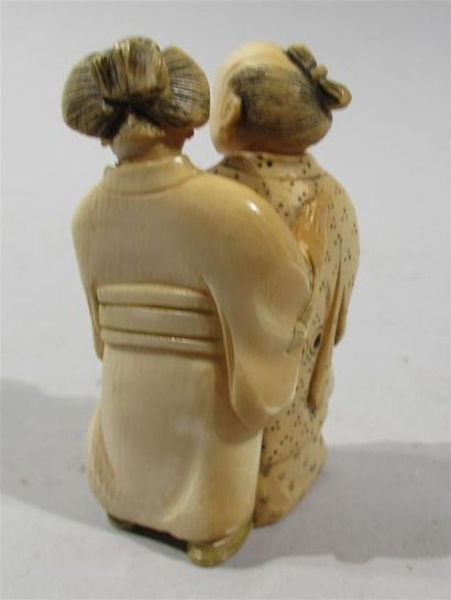 null Okimono en ivoire finement sculpté d'un couple en habit de cérémonie et geta...