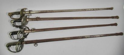 null Suite de quatre épées d'officier d'infanterie, modèle 1882, dont l'une marqué...