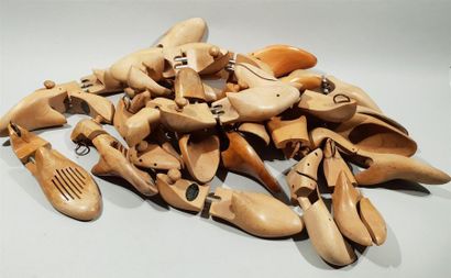 null Ensemble de formes de chaussures ou embauchoirs en bois mouluré - Taille 39...