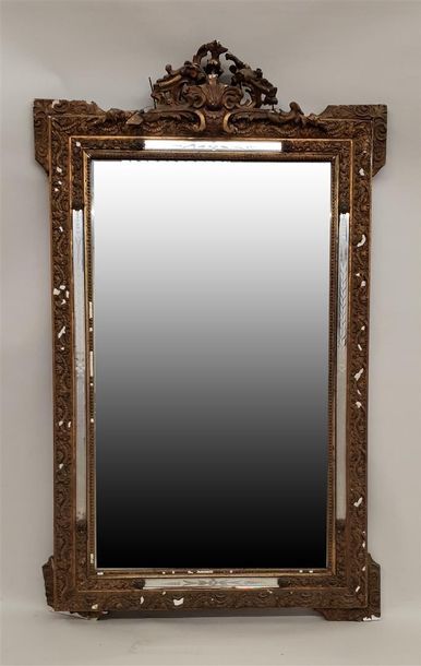 null Important miroir de cheminée à parecloses en bois stuqué doré et sculpté, le...