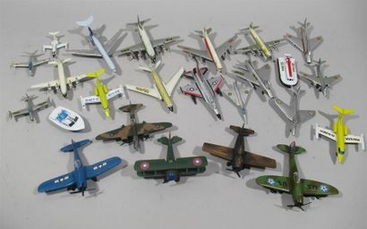 null Lot de 22 avions métalliques polychrome - Made in FRANCE (accidents et usur...