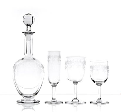 null BACCARAT : Modèle SEVIGNE - Service de verres à pied en cristal à décor ciselé...