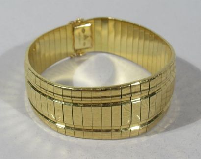 null Bracelet en or jaune 18K (750/oo) à décor de plaquettes articulées juxtaposées...