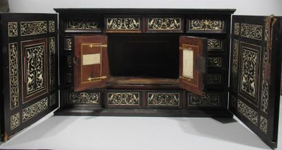 null Rare petit cabinet en placage d'ébène et de palissandre teinté marqueté toutes...