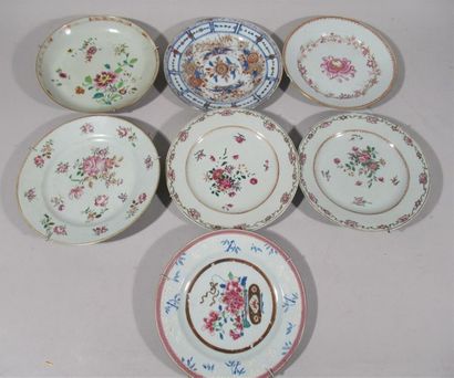 null Suite de sept assiettes en porcelaine à décor polychrome de fleurs dont une...