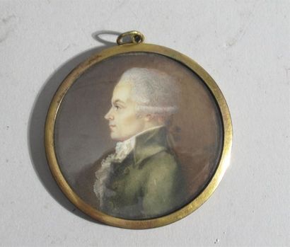 null Miniature sur ivoire figurant un homme de profil à la mode de la fin du XVIIIe...