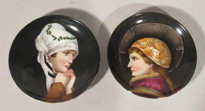 null SEVRES - Deux petites assiettes en porcelaine à décor polychrome de personnages...