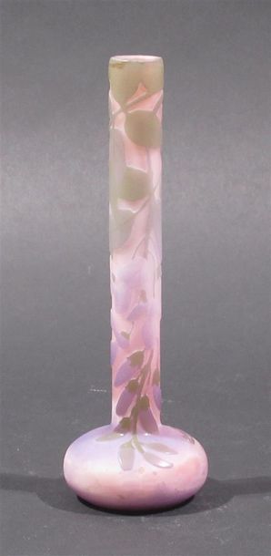 null Émile GALLÉ (1846-1904) "Glycine" Vase soliflore en verre double à décor dégagé...