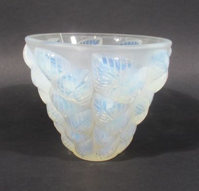 null RENE LALIQUE (1860-1945) - Vase en verre dépoli opalescent à décor de feuilles...