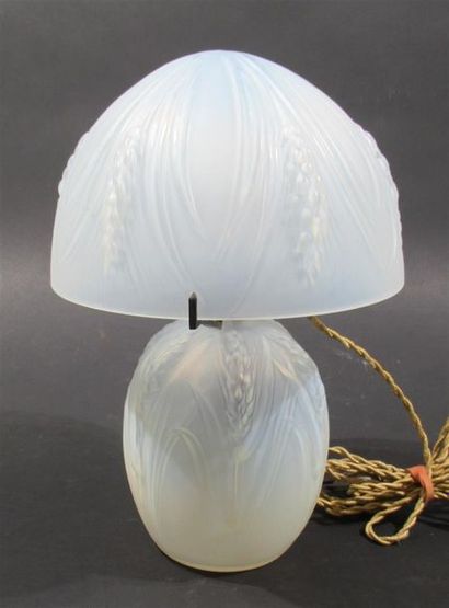 null ETLING FRANCE - Lampe à poser en verre opalescent moulé à décor d'épis de blés,...