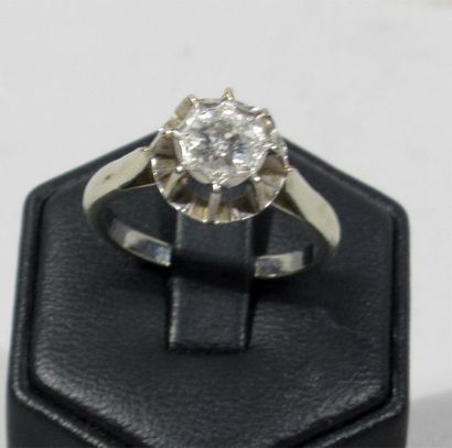 null Bague Solitaire en or gris 18 K (750/oo) et platine surmontée d'un diamant demi-taille...