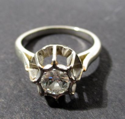 null Bague Solitaire en or gris 18 K (750/oo) et platine surmontée d'un diamant demi-taille...