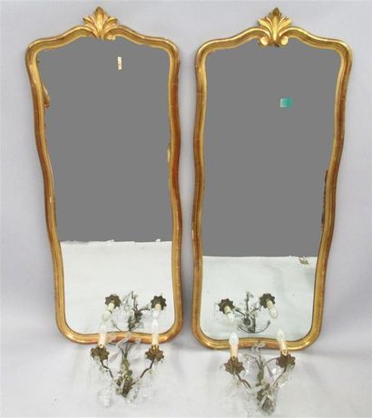 null Deux miroirs biseautés, avec cadre en bois doré Servant de support pour deux...