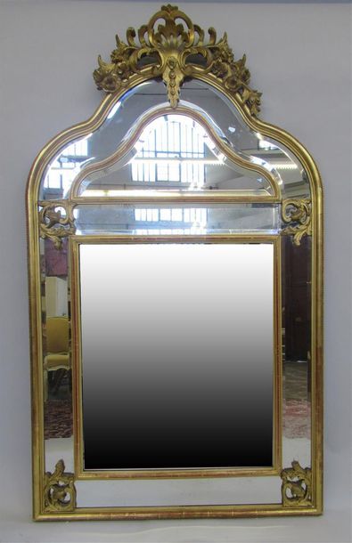 null Miroir à parecloses avec miroirs biseautés dans un encadrement en bois stuqué...