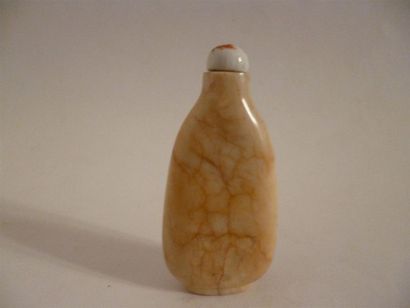 null Tabatière de forme ovale en Jade beige veinée de rouille - bouchon en pierre...