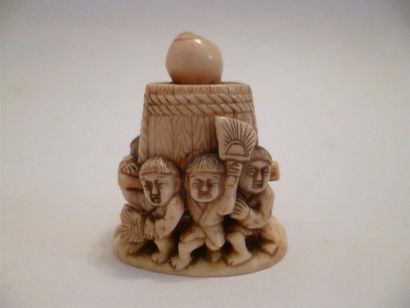 null Original netsuke en ivoire finement sculpté de Karako transportant la cloche...