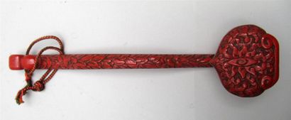 null RUYI (sceptre) chinois - objet de Lettré -en laque rouge Tsuichu scukpté de...