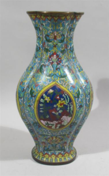 null CHINE - Vase polylobé en bronze à décor émaillé cloisonné - XIXe siècle Expert...