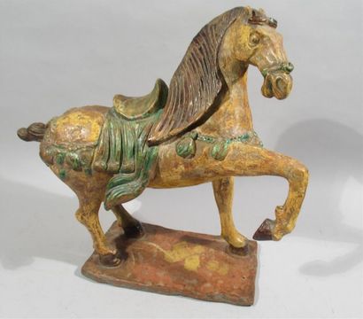 null Cheval en terre cuite à engobe polychrome dit "Prancing Horse" - Travail dans...